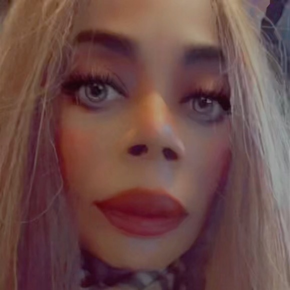 Meet your Posher, Mel - Picture 2 of 3